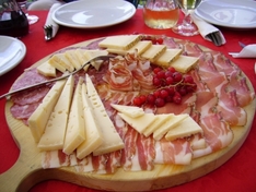 Schinken-Käse-Platte in Trentino